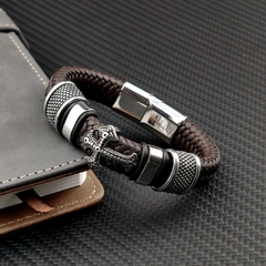 Pulseira Masculina Cruz em Couro e Aço Inox Fecho Magnético