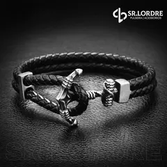 Pulseira masculina de couro e aço inoxidável com design de âncora, em fundo escuro.