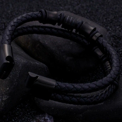 Pulseira Masculina de Couro Duplo e Aço Inoxidável na internet
