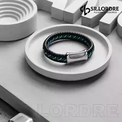 Pulseira masculina trançada de couro genuíno com detalhes em verde e preto.