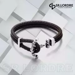 Pulseira masculina de couro e aço inoxidável com design de âncora, em fundo geométrico.