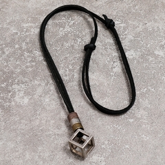 Colar Masculino Quadrado Vintage de Couro Legitimo - comprar online