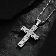 Colar Masculino Cruz Cravejado em Zircônia e Aço Inoxidável - loja online