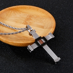 CORRENTE CRUCIFIXO AÇO INOX E MADEIRA - comprar online