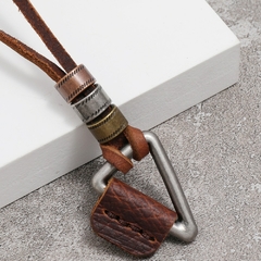 Colar Masculino Triângulo Vintage de Couro Legitimo - comprar online
