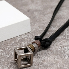 Colar Masculino Quadrado Vintage de Couro Legitimo - comprar online