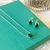 Conjunto colar e brinco gota zircônia verde esmeralda banhado a prata