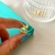 Brinco de argola P lisa larga detalhe frente e verso ondas banhado a ouro 18k
