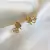 Brinco Ear Cuff 2 Flores Cravejadas cristal banhado a ouro 18k