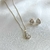 Conjunto colar e brinco Gota Cristal cravejado ao redor banhado a prata
