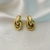 Brinco 2 círculos entrelaçados P com linhas banhado a ouro 18k