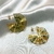 Brinco de argola ondulada detalhes vazados banhado a ouro 18k