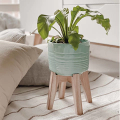 Maceta de cerámica con pie de madera