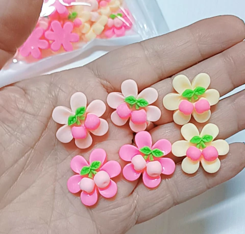 APLIQUE RESINA FLOR COM CEREJA 24 mm./6 unidades