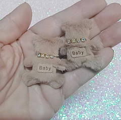 APLIQUE DE TECIDO URSO FOFO DE PELÚCIA 42MM /2 UNIDADES - Fitas da Teresa | Materiais para Laceiras - Apliques para Laços - Miçangas