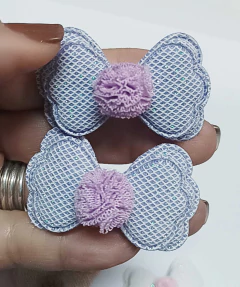 APLIQUE DE TECIDO LACINHO COM POMPOM DE MALHA 6CM /2 UNIDADES na internet