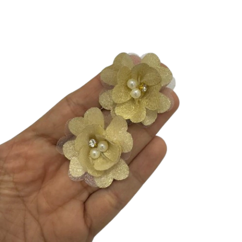 FLOR DE VOAL COM MEIO DE STRASS E PÉROLA DOURADA 4CM - 2 UNIDADES