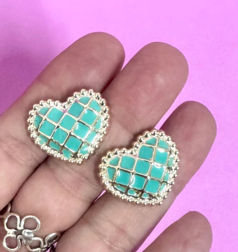 APLIQUE EM ABS CORAÇÃO TIFANNY COM QUADRICULADO DOURADO 24 mm./ 2 UNIDADES - comprar online