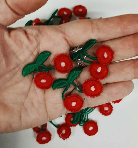 APLIQUE CEREJA BORDADA PRINCESS - 35 x 30 mm. - 2 UNIDADES - comprar online