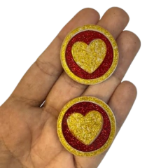 APLIQUE ACRÍLICO BOTTON CORAÇÃO NATAL 3,5 x 3 cm / 2 unidades - Fitas da Teresa | Materiais para Laceiras - Apliques para Laços - Miçangas