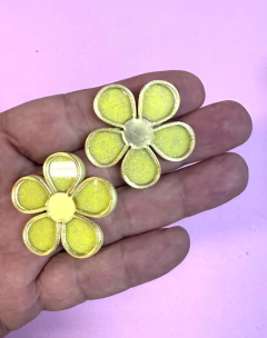 APLIQUE ACRÍLICO FLOR COM BORDA DOURADA 4 x/ 2 UNIDADES - Fitas da Teresa | Materiais para Laceiras - Apliques para Laços - Miçangas