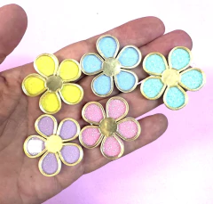 APLIQUE ACRÍLICO FLOR COM BORDA DOURADA 4 x/ 2 UNIDADES