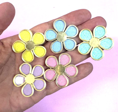 APLIQUE ACRÍLICO FLOR COM BORDA DOURADA 4 x/ 2 UNIDADES