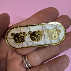 APLIQUE ACRÍLICO COLECÇÃO "URSINHOS PEROLADOS" PLAQUINHAS 6 x 2,5 cm. /2 UNIDADES - Fitas da Teresa | Materiais para Laceiras - Apliques para Laços - Miçangas