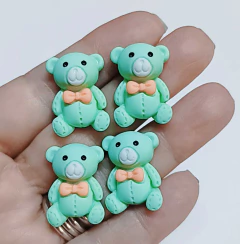 APLIQUE RESINA URSINHO FOFO 24 mm./ 4 UNIDADES - Fitas da Teresa | Materiais para Laceiras - Apliques para Laços - Miçangas