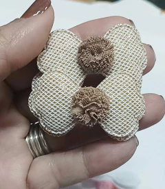 APLIQUE DE TECIDO LACINHO COM POMPOM DE MALHA 6CM /2 UNIDADES - comprar online