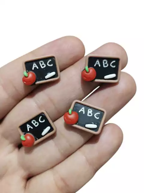 MINI APLIQUE RESINA VOLTA ÀS AULAS QUADRO NEGRO - 4 UNIDADES