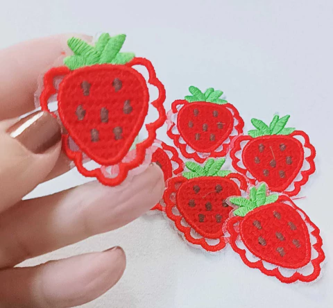 APLIQUE BORDADO MORANGO 4.5 x 4 cm. /PAR