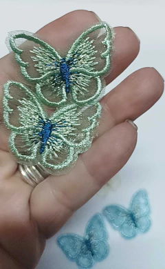 APLIQUE BORDADO BORBOLETA COM MIOLO 3,5 CM /2 UNIDADES - Fitas da Teresa | Materiais para Laceiras - Apliques para Laços - Miçangas