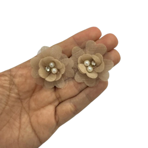 FLOR DE VOAL COM MEIO DE STRASS E PÉROLA BEGE 4CM - 2 UNIDADES - comprar online