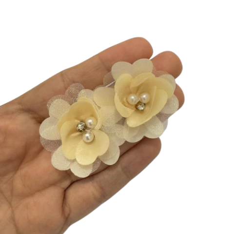 FLOR DE VOAL COM MEIO DE STRASS E PÉROLA CREME 4CM - 2 UNIDADES - comprar online