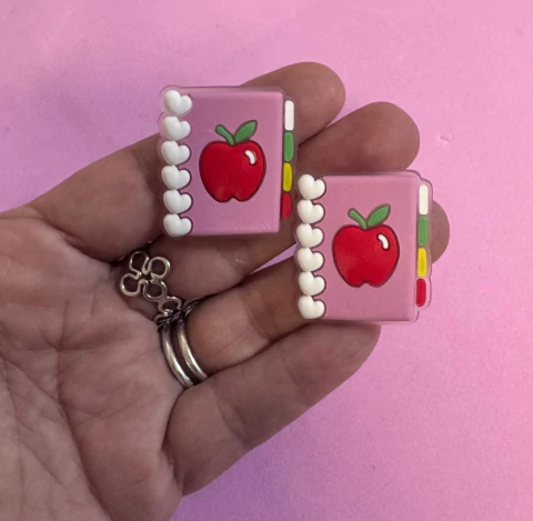 APLIQUE EMBORRACHADO ESCOLAR CADERNO ROSA COM MAÇÃ - 2 UNIDADES - comprar online