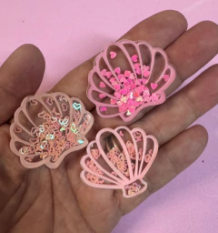 APLIQUE ACRÍLICO CONCHA COM GRANULADO 4 X 4 cm. /2 UNIDADES