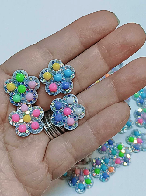 APLIQUE RESINA FLOR PEROLADA COLORIDA COM STRASS 24 x 20 mm./ 5 UNIDADES