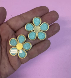 APLIQUE ACRÍLICO FLOR COM BORDA DOURADA 4 x/ 2 UNIDADES - loja online