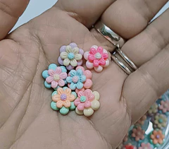 APLIQUE RESINA MINI FLOR SOBREPOSTA 12 x 13 mm./10 UNIDADES - comprar online
