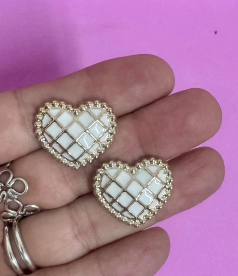 APLIQUE EM ABS CORAÇÃO BRANCO COM QUADRICULADO DOURADO 24 mm./ 2 UNIDADES - comprar online