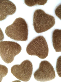 APLIQUE CORAÇÃO PELINHO BASE METAL - CARAMELO G