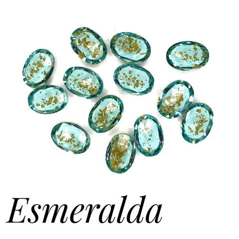 APLIQUE PEDRA TRANSLUCIDA ESMERALDA OVAL COM FOLHAS DE OURO - 10X14 / 5 UNIDADES