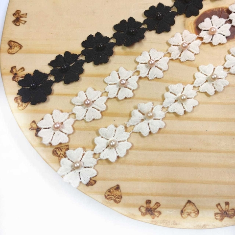 RENDA GUIPIR FLOR COM PEROLA - MEIO METRO