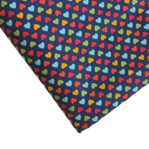 TRICOLINE CORAÇÕES FUNDO ESCURO - 50X75CM