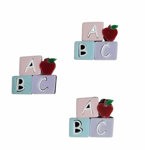 APLIQUE ESCOLAR CUBOS ABC COM MAÇÃ ACRÍLICO - KIT COM 2 UNIDADES