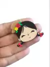 APLIQUE ACRÍLICO MENINA JUNINA CABELO PRETO FLORZINHAS E LAÇO - UNIDADE