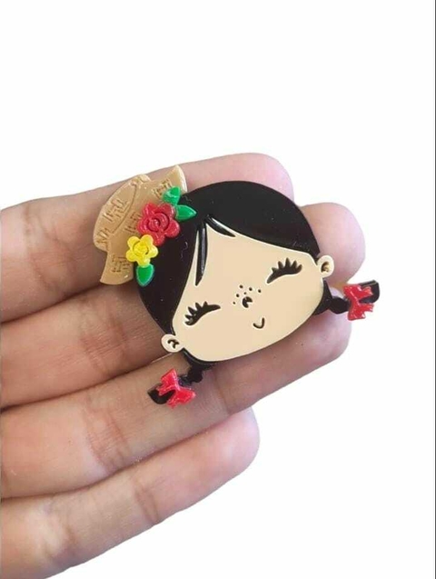 APLIQUE ACRÍLICO MENINA JUNINA CABELO PRETO FLORZINHAS E LAÇO - UNIDADE