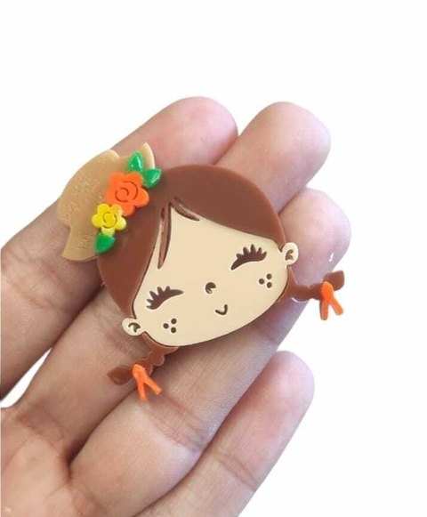APLIQUE ACRÍLICO MENINA JUNINA CABELO CASTANHO FLORZINHAS E LAÇO - UNIDADE