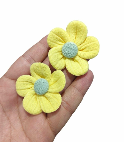 APLIQUE FLOR DE TECIDO AMARELO BEBE - 2 UNIDADES